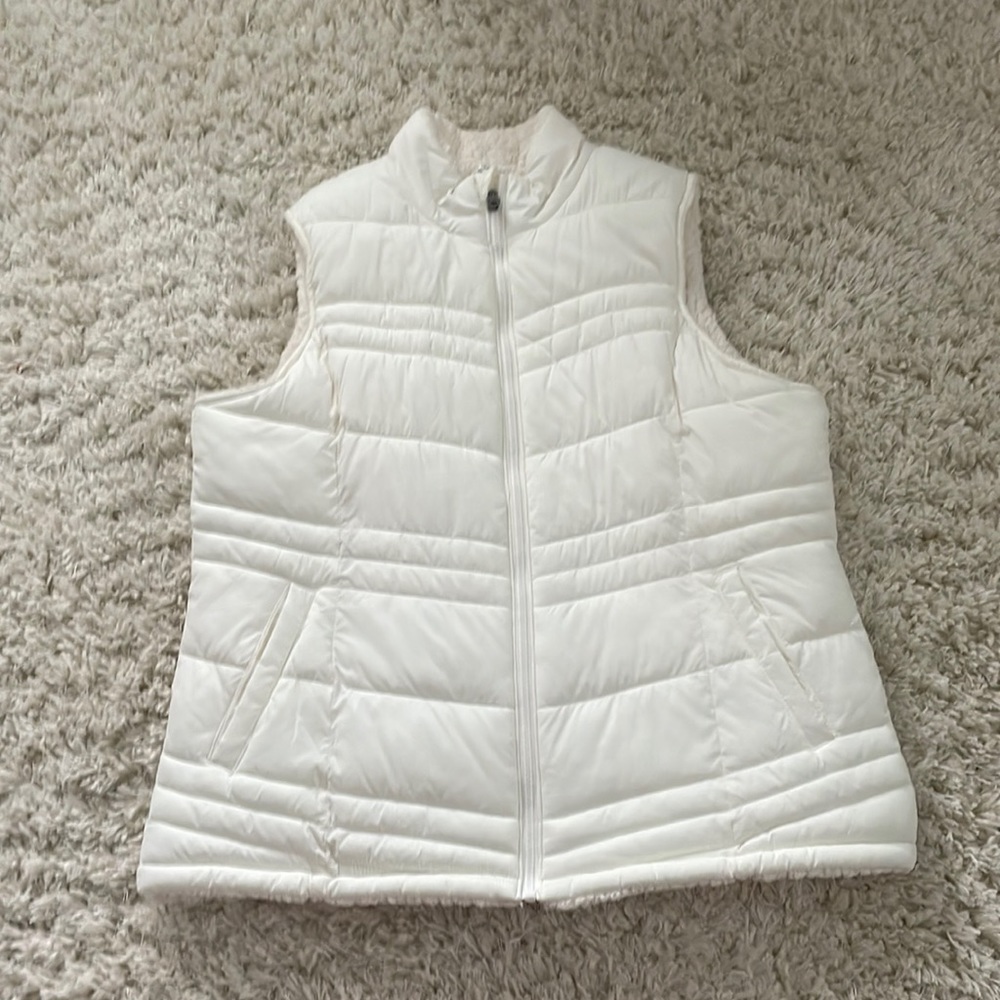 White vest insulated with fur from Time and Tru size 14-16 L